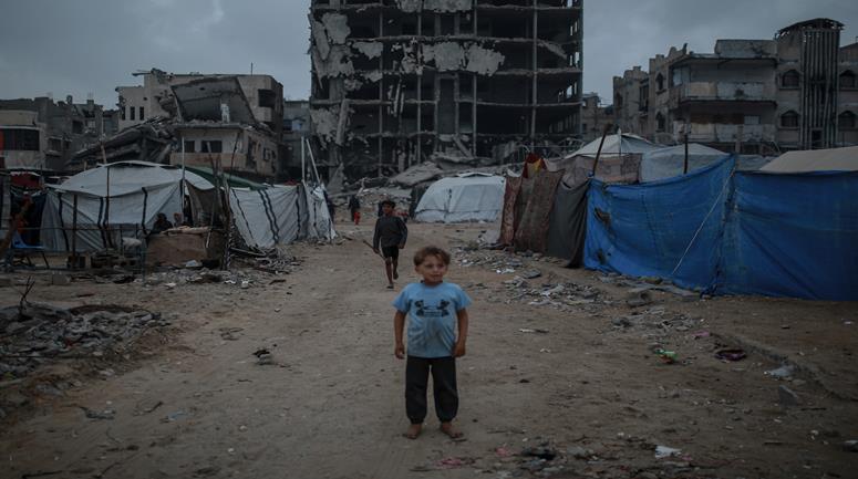 نازحون يكافحون في ظروف إنسانية قاسية من أجل البقاء بين الركام وخيام النزوح في مخيم الشاطئ غرب مدينة غزة